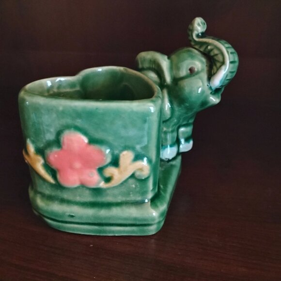 Sweet Little Vintage Elephant and Heart Planter - Picture 3 of 5